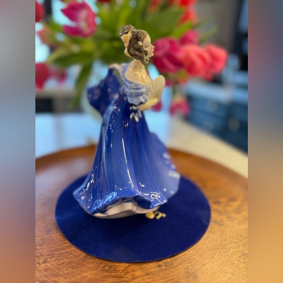 Royal Doulton figurine “Elaine”. Pretty Ladies fine bone china. - Picture 6 of 8